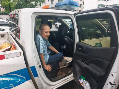 执法队员暖心相助 护送孤寡老人就医