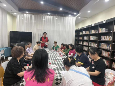 粽流云溢彩润桑榆 匠心传承乐晚晴——常青花园第四社区开展助老陪伴漆扇制作活动