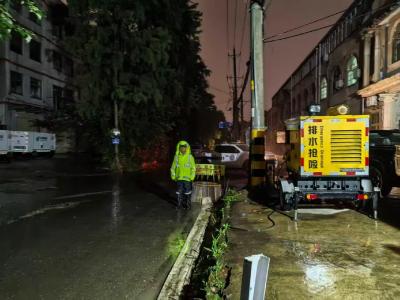 雨中的背影 城市的路标——将军路街打响端午排涝保卫战
