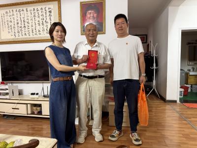 径河街官塘角社区：坚守初心铸党性 召开七一主题党员大会暨“光荣在党50年”纪念章上门颁发活动