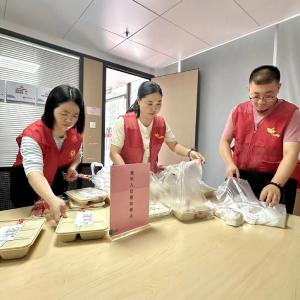 8块钱两荤一素，下楼2分钟自提！