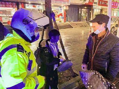 孙子放学走失急坏爷爷，民警快速找回后耐心叮嘱
