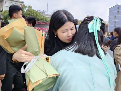十八岁，你好！蔡甸高三学子成人礼中体悟成长与责任