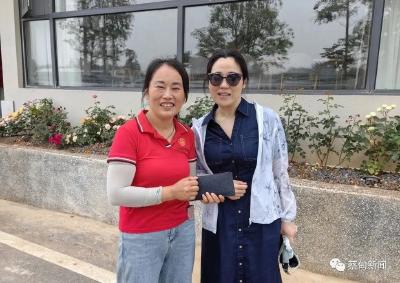 蔡甸十里莲华景区员工拾金不昧 四千元现金完璧归赵
