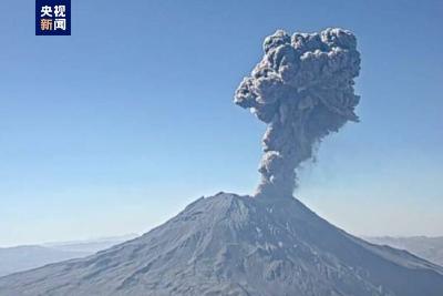 秘鲁乌维纳斯火山喷发，火山灰扩散半径超10公里