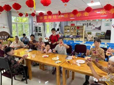 蔡甸这个社区居民自制水果沙拉 共促邻里和谐
