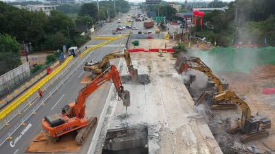 京港澳高速改扩建工程蔡甸段跨线桥施工 6座上跨天桥今天同步拆除