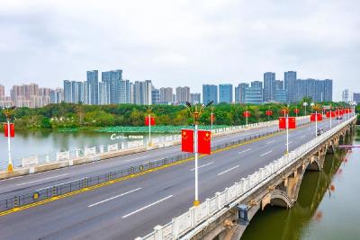 街头飘扬“中国红” 扮靓蔡甸迎“双节”