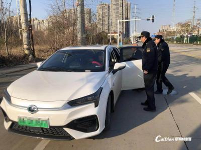 暖！眼盲老人迷路 蔡甸城管温情帮扶护送