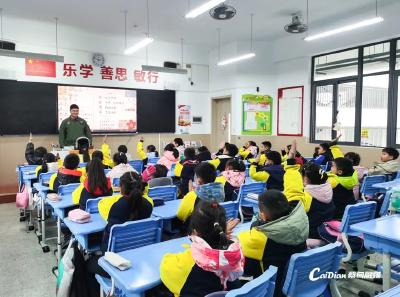 厚植强军梦 空军飞行员走进蔡甸区实验小学