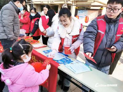 蔡甸街道派发“反诈红包” 助群众平安过新年