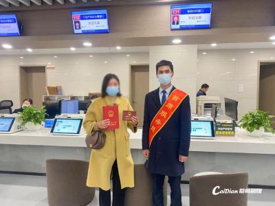 蔡甸：一站式服务助力不动产权证书与户口迁移联合办理