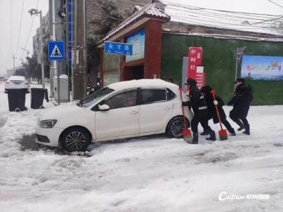 漫天冰雪中，他们化身“推车侠”