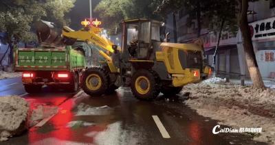 夜战保通畅 蔡甸城管全力打好除雪攻坚战