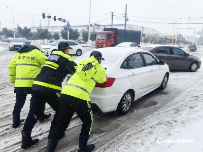 雪中有“雪警” ，蔡甸公安全力奋战保平安