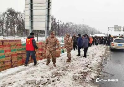 雪中送暖！蔡甸暖心援助高速滞留人员