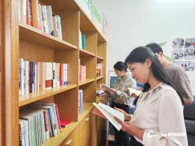  共赴书香之约 蔡甸街道举办青年干部读书沙龙会