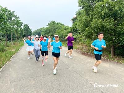 跑步爱好者齐聚蔡甸生态绿道 开启阳光晨跑