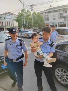 2岁幼儿反锁车内 蔡甸民警成功施救