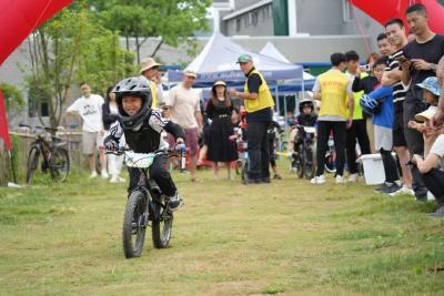 风驰电掣 童心飞扬 蔡甸区山地自行车赛燃情“六一”