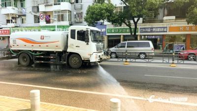 蔡甸区环卫“人机结合” 守护城市高颜值