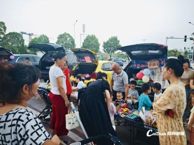 火爆！蔡甸这处车尾箱集市热闹出摊