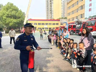 蔡甸萌娃探秘消防站 零距离感受“火焰蓝”