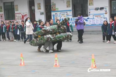 蔡甸小学开启热血国防运动会 点亮少年强军梦