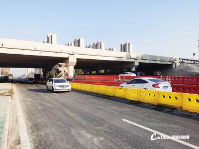 高质量发展·聚焦“十大工程” | 天鹅湖大道中桥下方道路右幅正式通车 “五一”将全面竣工