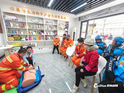 蔡甸群团携手进驿站服务户外劳动者
