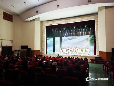 《山路十八弯》词作者献作 蔡甸迎新年音乐会奏响文化乐章