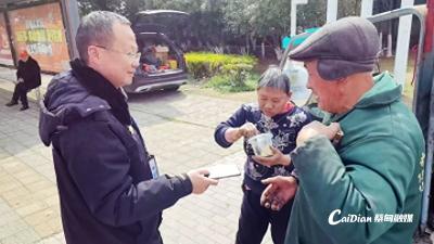 蔡甸文旅消费季暖心一幕：执法队员拾金不昧 平凡善举获点赞