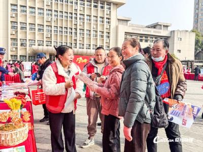 学雷锋“服务市集”开进广场！蔡甸居民享贴心便民“大礼包”