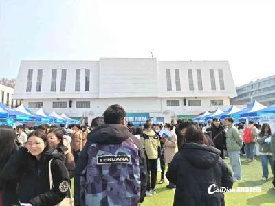 ​蔡甸区2025“学子聚汉”工程首场招聘会启幕 千余岗位吸引1800名学子角逐