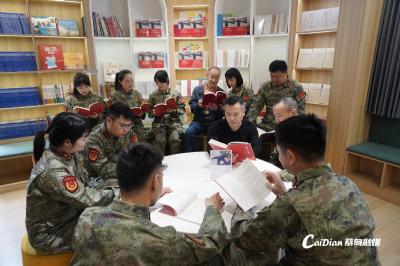 蔡甸老党员与民兵共赴书香之约 传承红色基因
