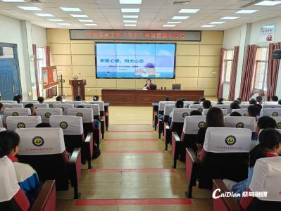 宣讲红色故事 蔡甸区“五老”报告团走进利济中心小学
