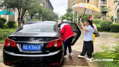 暴雨中护考！蔡甸18个小区联手撑起“暖心伞”