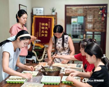蔡甸“社区合伙人”包“暖心饺” 关爱老人夏日饮食