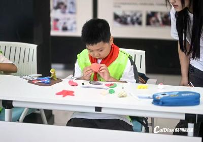 蔡甸：AI科普进社区托管班 孩子动手玩转机器人