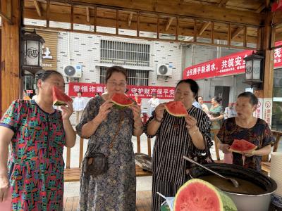 物业社区联动送清凉 防溺水宣传护平安