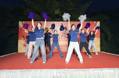 大学生“村晚”燃爆蔡甸社区夜