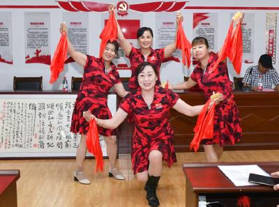 竹板声声忆峥嵘 蔡甸文艺团体以快板传承抗战精神