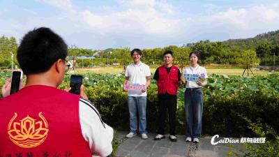 直播间搬到蔡甸藕塘边，在校大学生暑期公益助农