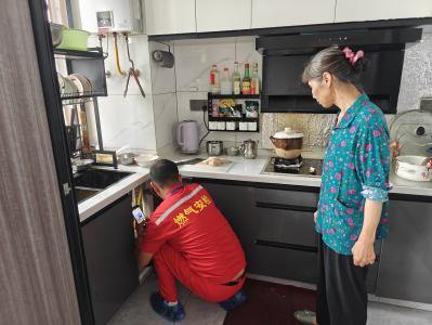  入户查隐患 拧紧用气“安全阀”
