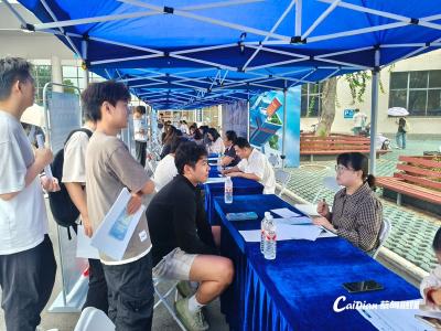 蔡甸区招聘会走进武汉纺大 政校企合力蓄人才“活水”