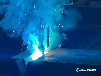 重量级创新成果亮相！蔡甸企业研发出“超级焊工”机器人