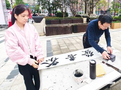 蔡甸社区文艺宴热闹迎双节