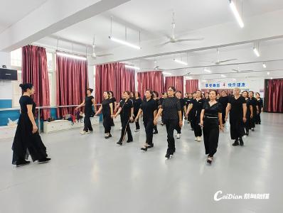 蔡甸千名银发学子喜迎开学季