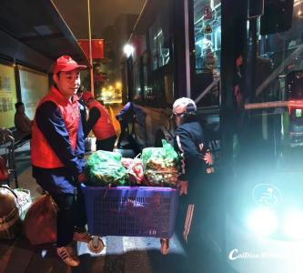 谢谢你们搭了一把手，让他们赶早市的旅程变轻松