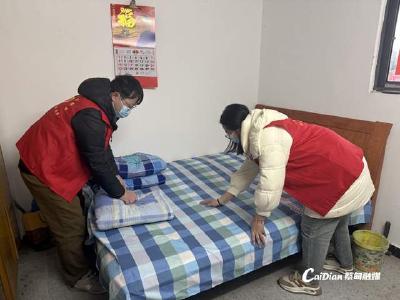 蔡甸社区暖心圆梦，百岁老党员喜提新军大衣